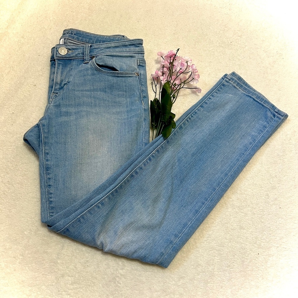 LOFT Light Wash Modern Straight Jean - Size 27/4 (measures 29")